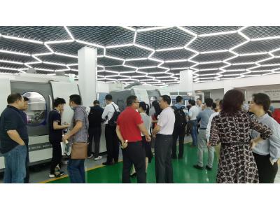 株洲市硬質(zhì)合金產(chǎn)業(yè)協(xié)會(huì )代表團蒞臨千島機械參觀(guān)指導交流